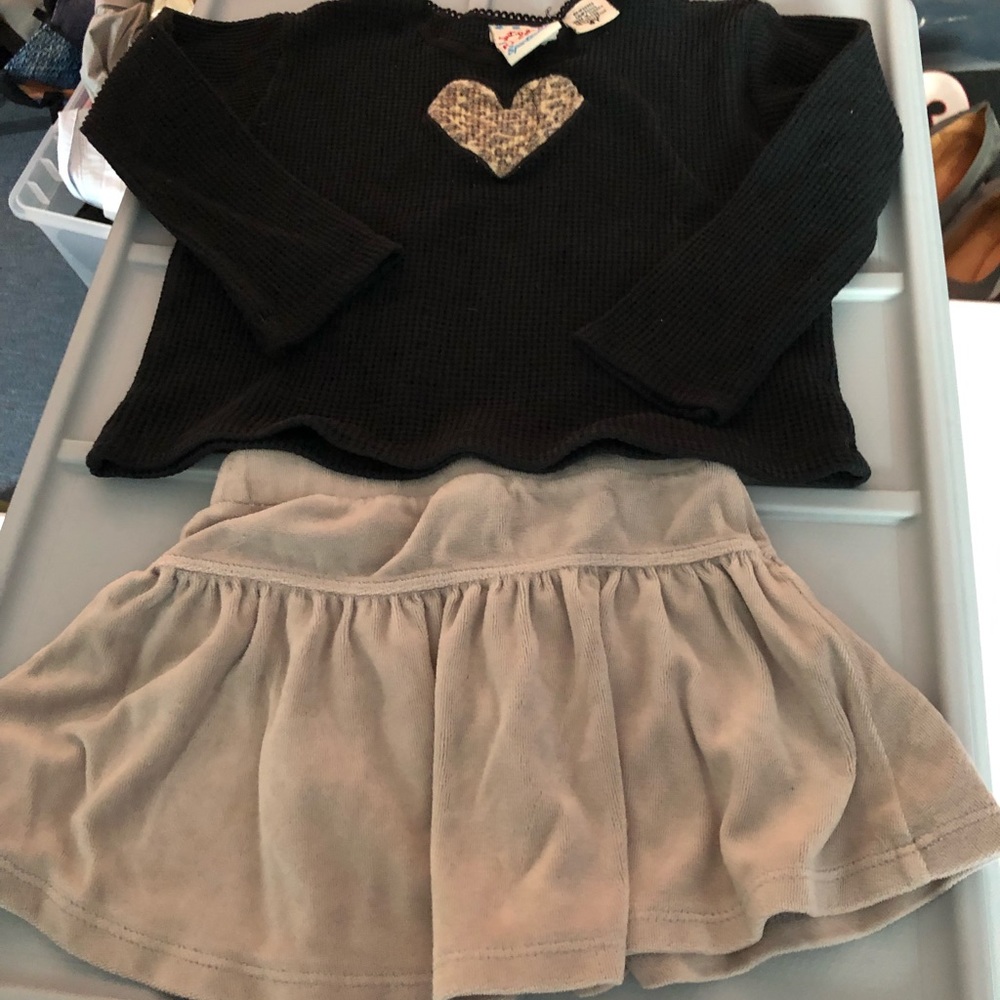 Like new 2 pieces.  size 3t.  Top is pj salvage